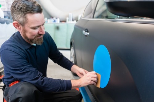 INSTALAÇÃO DE ADESIVO PORTAS JANELAS PAREDE CARRO 